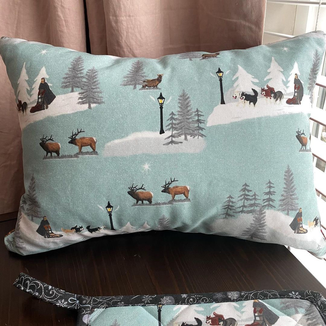 🎁The last of this design at the store🎄I won’t be restocking this fabric this year. <a target='_blank' href='https://www.instagram.com/explore/tags/snowdogs/'>#snowdogs</a>
.
.
.
<a target='_blank' href='https://www.instagram.com/explore/tags/huskylove/'>#huskylove</a> <a target='_blank' href='https://www.instagram.com/explore/tags/huskylife/'>#huskylife</a> <a target='_blank' href='https://www.instagram.com/explore/tags/malamutepuppy/'>#malamutepuppy</a> <a target='_blank' href='https://www.instagram.com/explore/tags/alaskanhusky/'>#alaskanhusky</a> <a target='_blank' href='https://www.instagram.com/explore/tags/dogmomlife/'>#dogmomlife</a> <a target='_blank' href='https://www.instagram.com/explore/tags/issaquahhighlands/'>#issaquahhighlands</a> <a target='_blank' href='https://www.instagram.com/explore/tags/dogstagram/'>#dogstagram</a> <a target='_blank' href='https://www.instagram.com/explore/tags/countdowntochristmas/'>#countdowntochristmas</a>