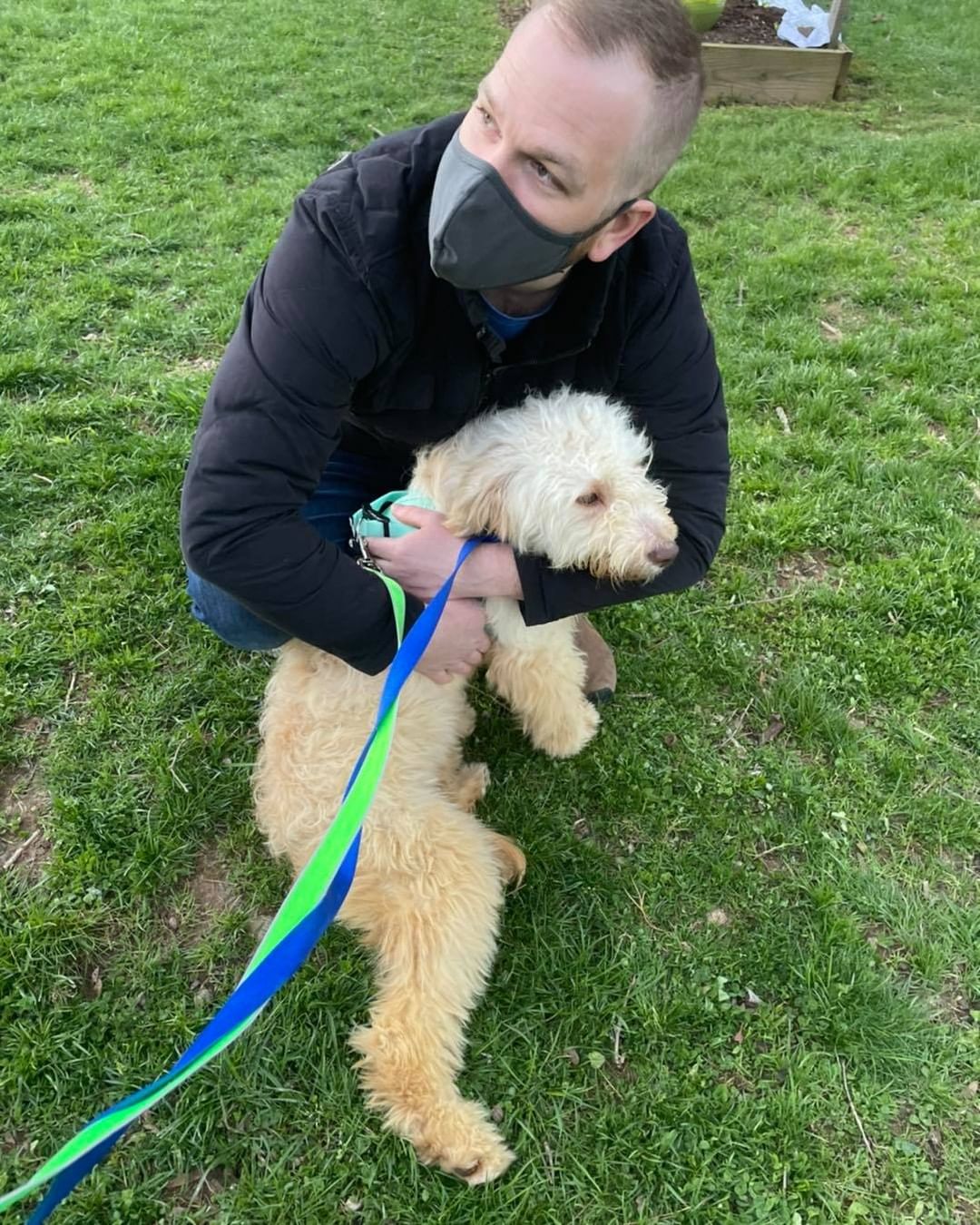 Fozzie meeting his foster parents and his sweet fur brother Hoover! ❤️