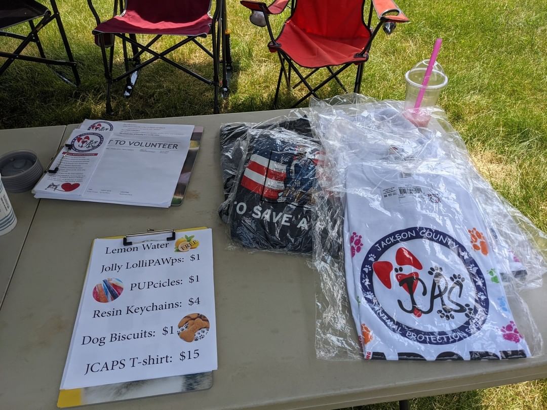 Hey folks it's that time of week again. Come check us out at the Farmers Market at Ashley Park. 2:30 - 5:30.

We've got:

Shirts
Coffee Cups
Coffee
Lemon Water
Jolly LolliPAWps (jolly rancher lollipops)
Epoxy resin key chains
Dog treats

Everything goes to support the cause and care for animals. We'd love to see your pawed pals as well. Just remember it's hot outside, some stay cool and hydrated.