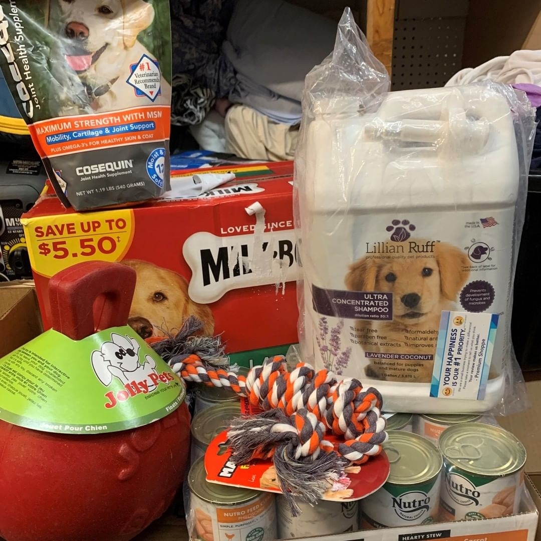 THANK YOU Jill Nickerson for sending such a generous gift for the Akitas in sanctuary:  Wet food, biscuits, shampoo, Cosequin and TOYS!!! We'll be setting these much needed things aside and including them in the next supply drop to the Akitas in sanctuary.