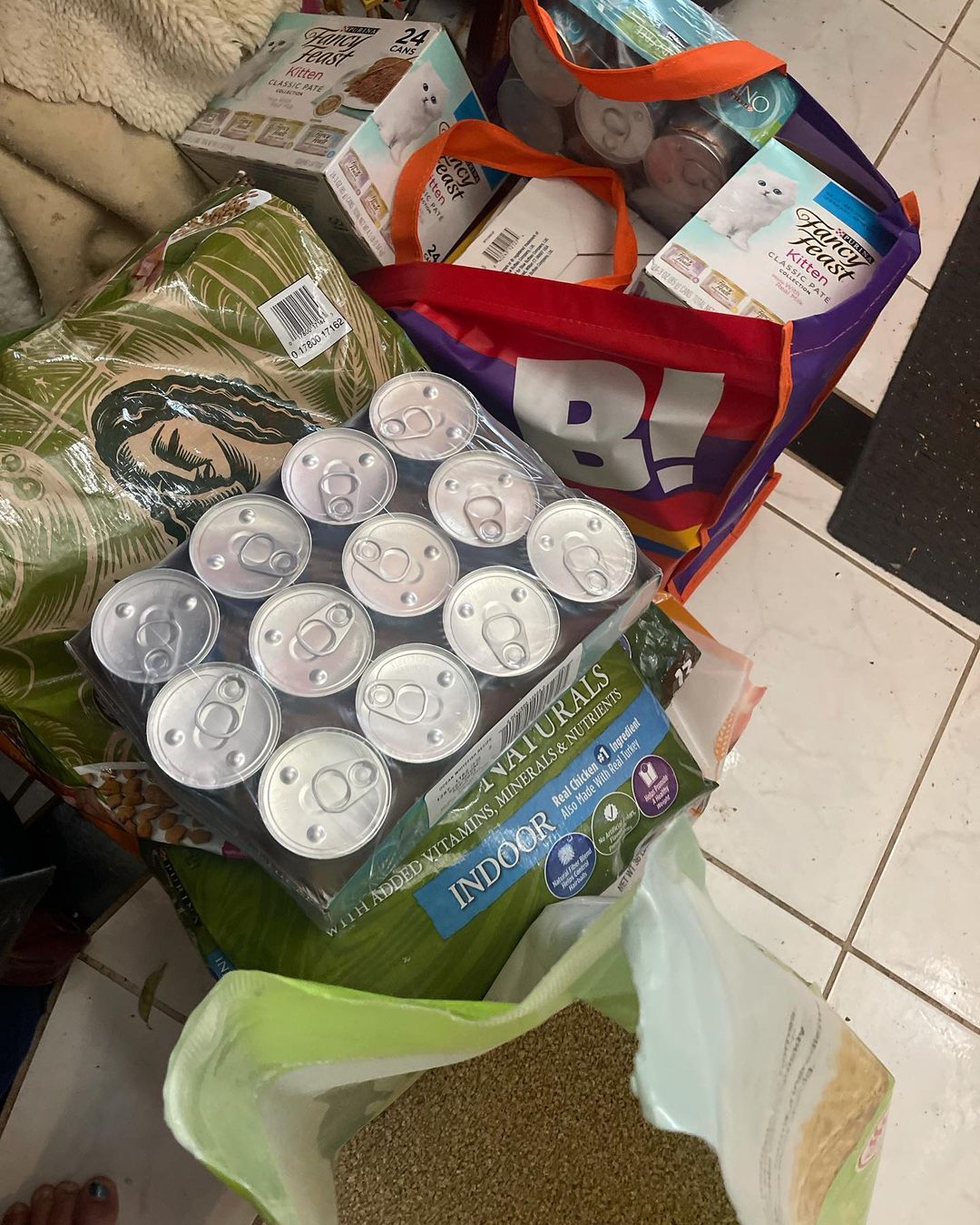 Monday, a wonderful soul dropped off a whole trunkload of food & litter. Another generous neighbor ordered the vitamin supplements I use. I’m still using the formula donations up on bottle babies and my kitties love the water fountain donated by an adopter who has been getting the rescue her favorite items. She even made me kitty toys to go with adopted kitties and the wonderful lady with the trunk of supplies made me cute kitty face masks ! Budget has been so tight since having to spend $500 of my own money on spay neuters on October 18th and going to multiple emergency vet appts. Being disabled makes picking up food and litter in large quantities so hard.  I am so deeply blessed to be able to help these kitties thanks to the generous donations of $, supplies and time. Thank you neighbors! You are awesome! 🥰
<a target='_blank' href='https://www.instagram.com/explore/tags/lovemyneighbors/'>#lovemyneighbors</a> <a target='_blank' href='https://www.instagram.com/explore/tags/loveyourneighborhood/'>#loveyourneighborhood</a> <a target='_blank' href='https://www.instagram.com/explore/tags/rescuedismyfavoritebreed/'>#rescuedismyfavoritebreed</a>