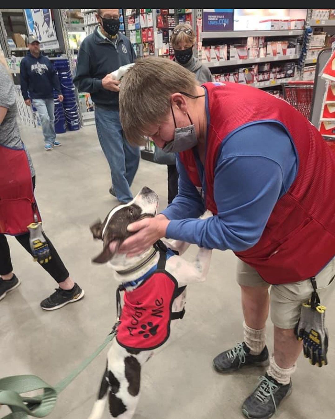 Buster enjoyed his visit to @loweshomeimprovement today, & it looks like everyone else did too! 😂
.
.
.
<a target='_blank' href='https://www.instagram.com/explore/tags/RangeRescue/'>#RangeRescue</a> <a target='_blank' href='https://www.instagram.com/explore/tags/pitbullsofinstagram/'>#pitbullsofinstagram</a>