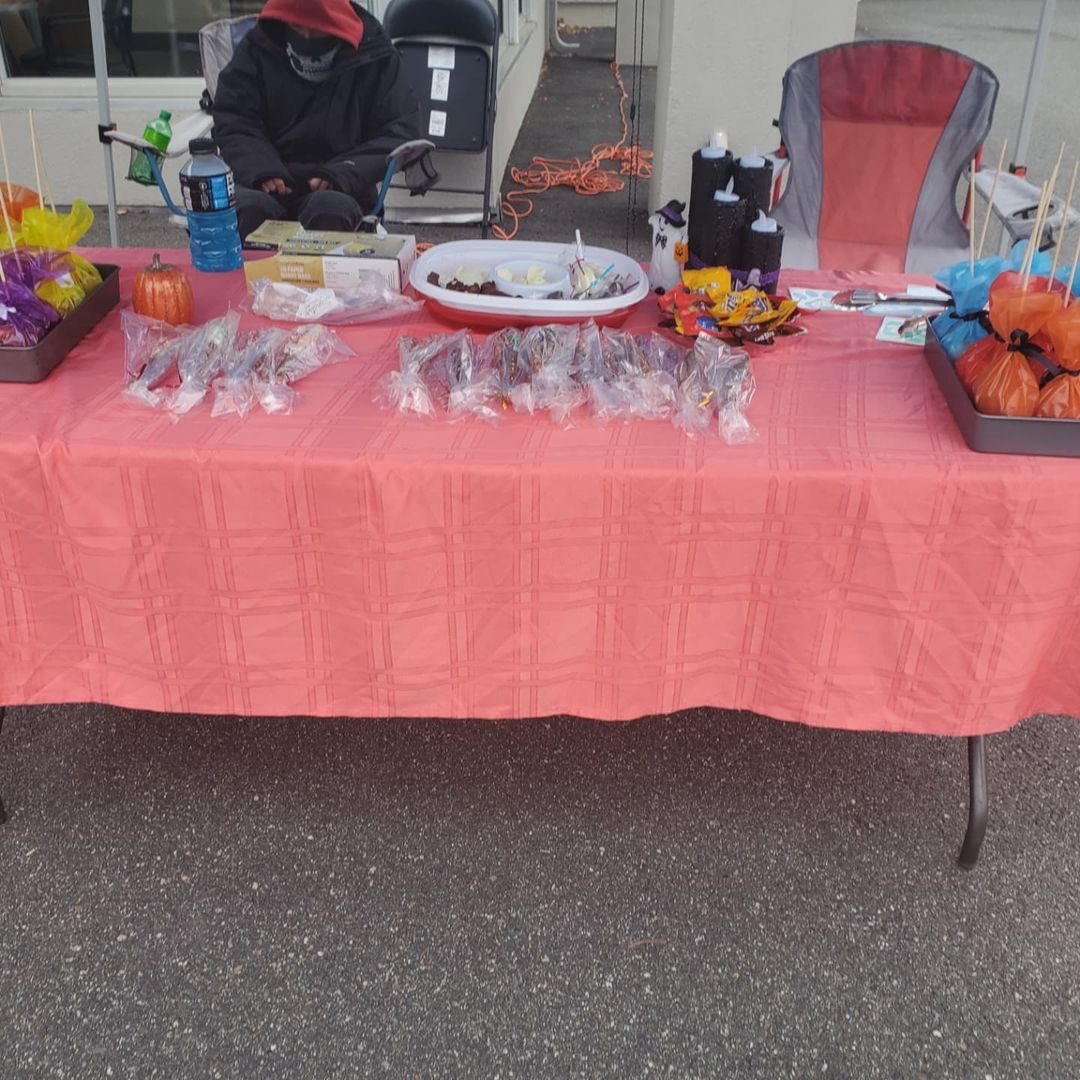 Pawcasso is at the Pittie Party. Famous Seamus still has lots of yummy treats too! Come by Stanley Subaru before 2pm!