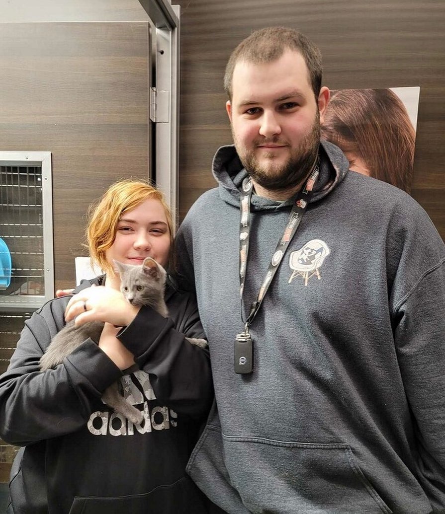 Look who found a home! Congratulations to Budd and to Ailey! Thank you to these fine folks for choosing to adopt! 
 
Happy Tails, furbabies!
😻