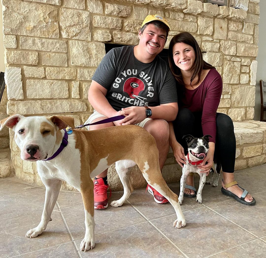 Zandera stands for a pose with her new lil sister and adoptive family. 

It takes all of us making a difference so please consider FOSTER, ADOPT or VOLUNTEER 🐾💜🐾

www.FurryFriendzy.org
<a target='_blank' href='https://www.instagram.com/explore/tags/FurryFriendzy/'>#FurryFriendzy</a> 
<a target='_blank' href='https://www.instagram.com/explore/tags/adoptdontshop/'>#adoptdontshop</a> 
<a target='_blank' href='https://www.instagram.com/explore/tags/rescuedogsofinstagram/'>#rescuedogsofinstagram</a> 
<a target='_blank' href='https://www.instagram.com/explore/tags/volunteer/'>#volunteer</a> 
<a target='_blank' href='https://www.instagram.com/explore/tags/rescuedog/'>#rescuedog</a> 

🐶💜🐶
🐾VOLUNTEER🐾
🐾FOSTER🐾
🐾ADOPT🐾