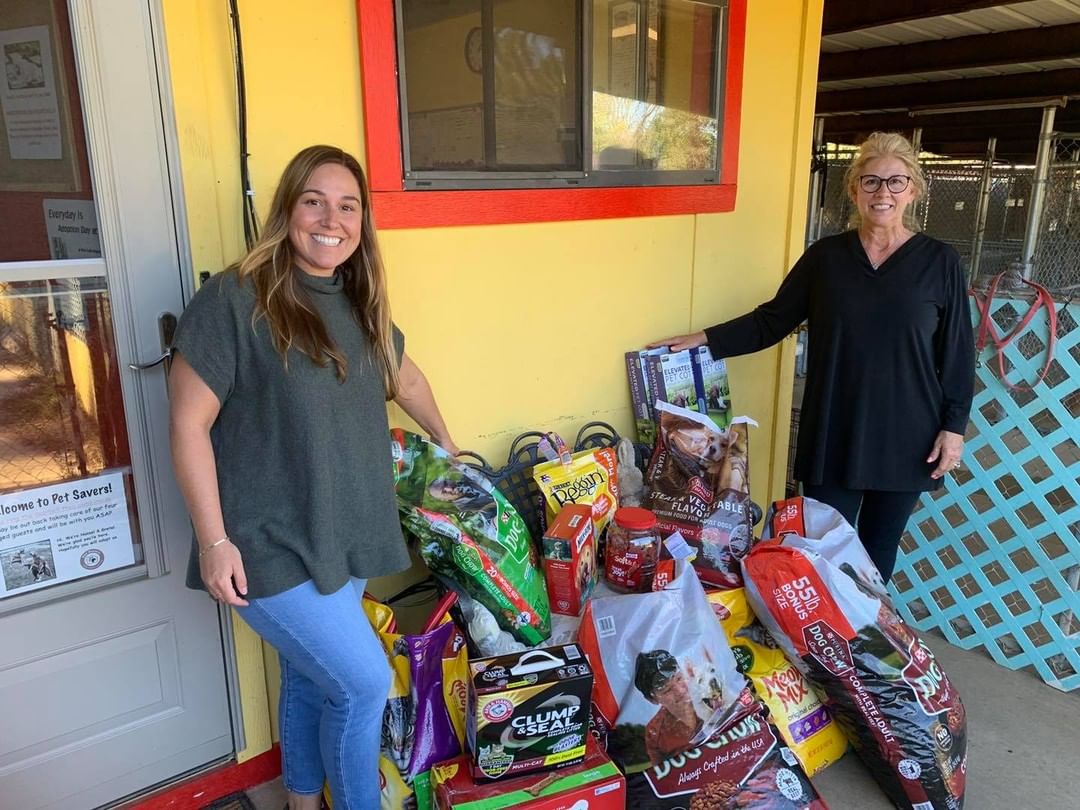 Gautreau Gallery came by to donate dog and cat food, treats, litter, cots and $250 from there fundraiser! Thank you for your generosity! ❤️🐾