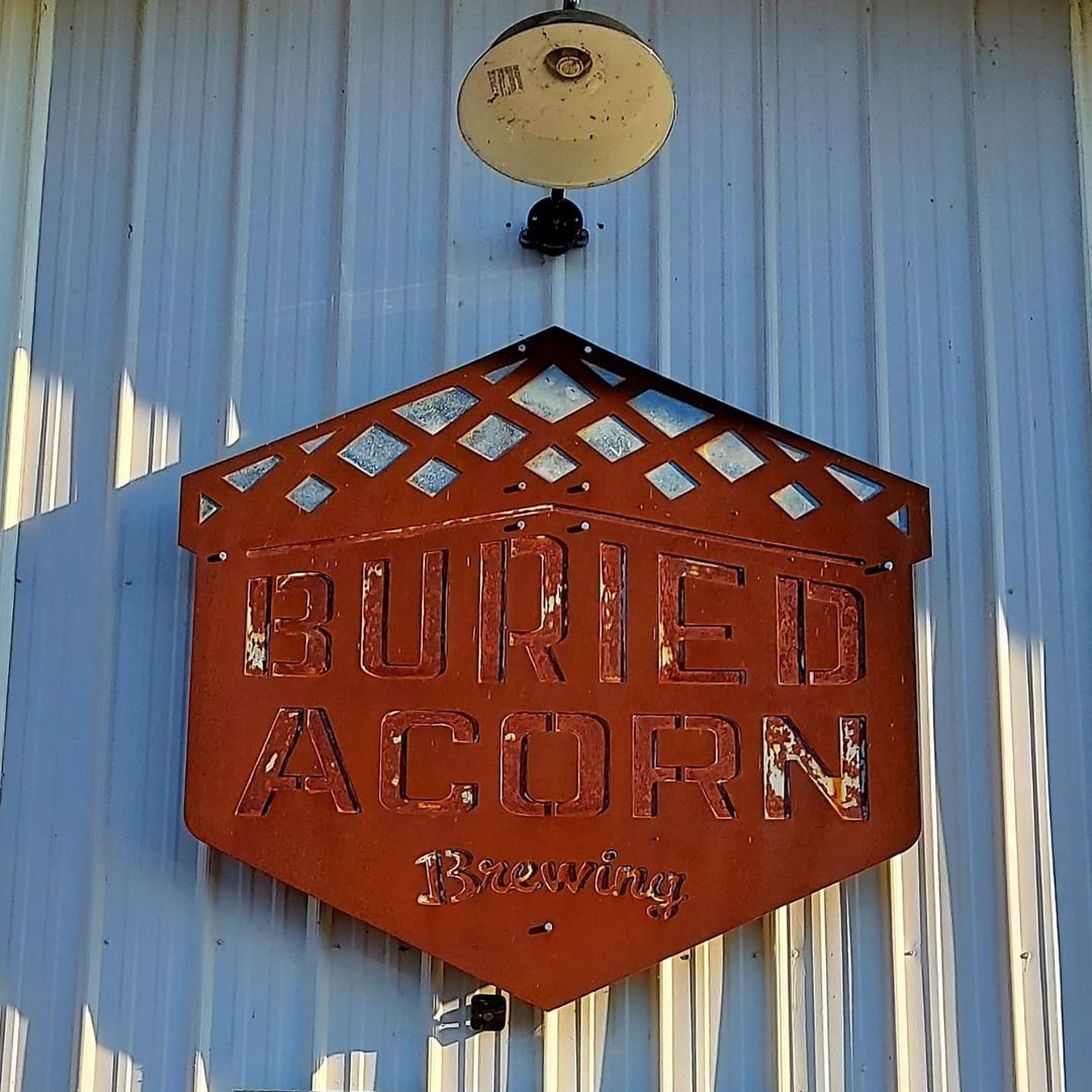 Sam, Jaycee & Willow had a blast meeting new friends at the @buriedacornbrewing Alpha Bender <a target='_blank' href='https://www.instagram.com/explore/tags/beer/'>#beer</a> release. They got to meet sweet Chewbacca, @petpartners therapy dog & winner of the label contest! Thanks to Buried Acorn for your support of <a target='_blank' href='https://www.instagram.com/explore/tags/helpinghounds/'>#helpinghounds</a>! 🍻