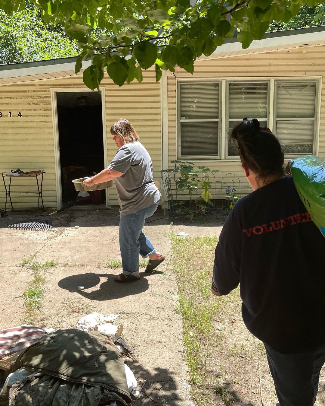 This past summer, @sophiegamand stopped in Oklahoma during her cross-country rescue road trip. She spent the day with our @unchainok team as we visited chained dogs throughout the Tulsa area. We also stopped by the home of an Unchain OK client whose pups benefited from a fence building project. Today, her two dogs are still chain free 2 years later. 

We sincerely appreciate Sophie for all she is doing to spread awareness about the sad reality of constantly chained and tethered dogs. We know pictures of chained dogs are incredibly hard to see. This gig is not for the faint of heart. And there are always cries for us to 