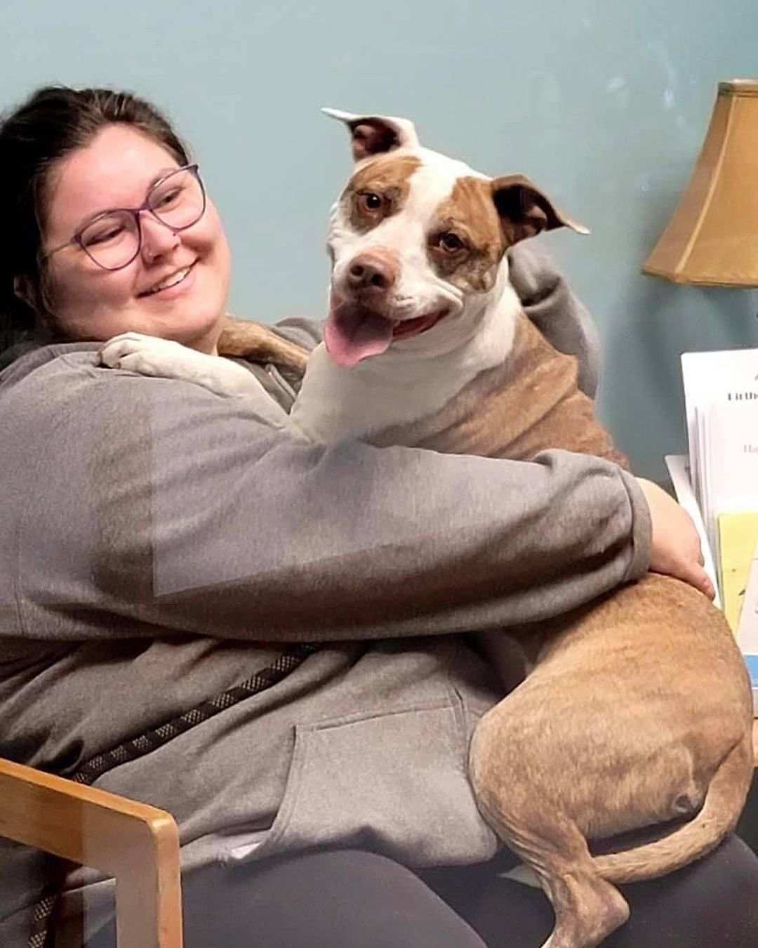 Are you having a rough day and could use a hug? Diamond is the girl for the job! 🥰 This sweet lady loves to give hugs and kisses and would snuggle up all day if she could. Diamond is really hoping to find her forever home soon where she can get endless cuddles. ☺️❤️ Check her out on our website under “Available Dogs” and fill out the application if interested.