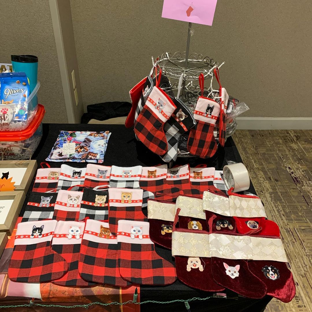 Our volunteers are so talented! 😻 The “stuff” tables for our auction tonight are stocked with some amazing cat toys and gifts! 🎁 Every penny earned goes to our rescue and in exchange you get some really cute items! Can’t go wrong with that, right?! 🎉