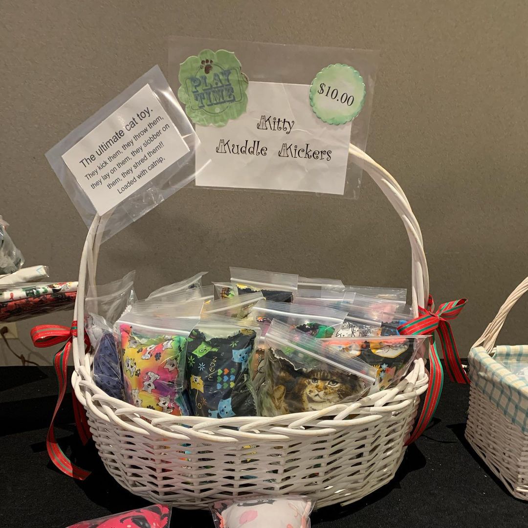 Our volunteers are so talented! 😻 The “stuff” tables for our auction tonight are stocked with some amazing cat toys and gifts! 🎁 Every penny earned goes to our rescue and in exchange you get some really cute items! Can’t go wrong with that, right?! 🎉