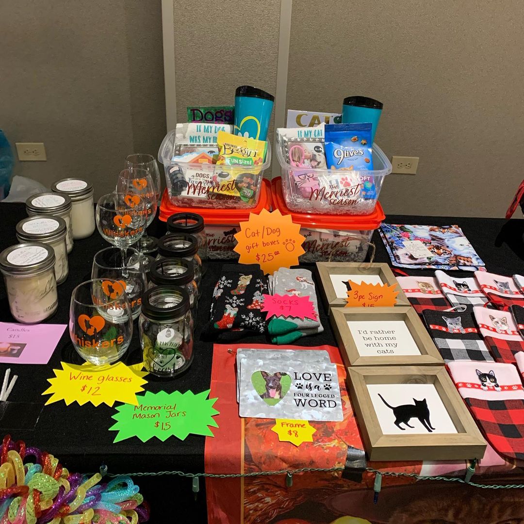 Our volunteers are so talented! 😻 The “stuff” tables for our auction tonight are stocked with some amazing cat toys and gifts! 🎁 Every penny earned goes to our rescue and in exchange you get some really cute items! Can’t go wrong with that, right?! 🎉