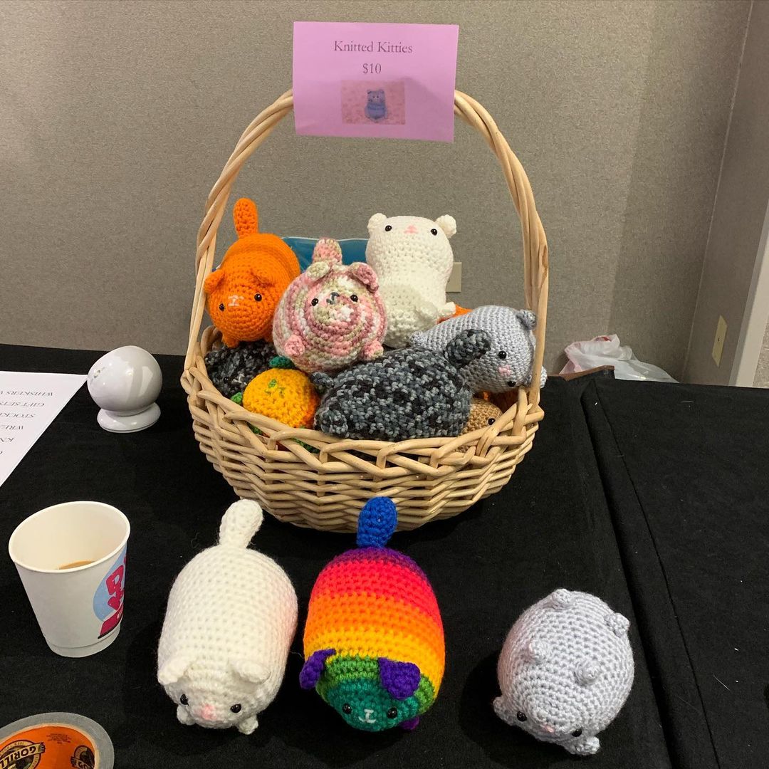 Our volunteers are so talented! 😻 The “stuff” tables for our auction tonight are stocked with some amazing cat toys and gifts! 🎁 Every penny earned goes to our rescue and in exchange you get some really cute items! Can’t go wrong with that, right?! 🎉