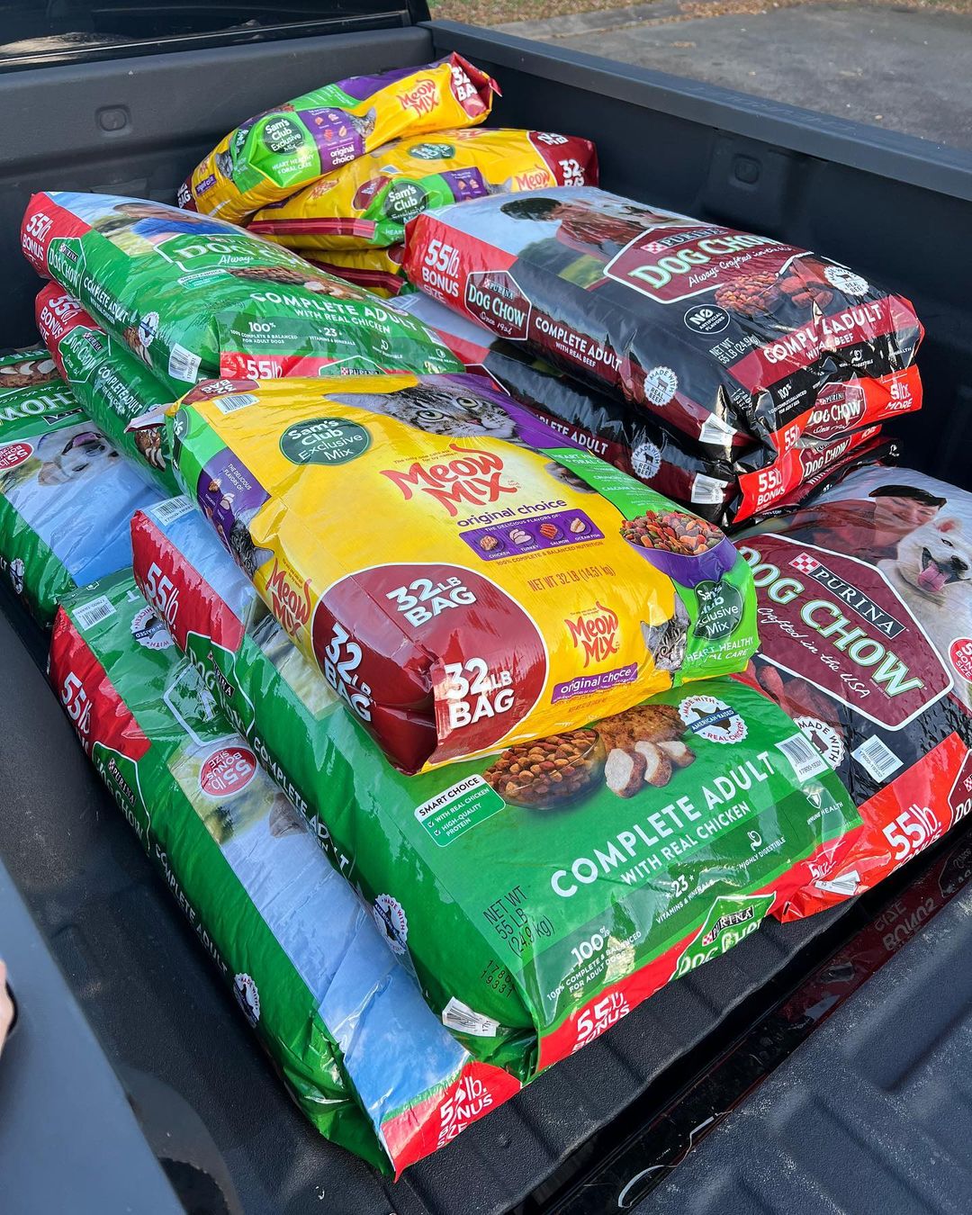 Our local friends from Discers-4-Whiskers provided a generous donation to our pet food pantry yesterday.  We were able to help feed 33 dogs 🐶 and 12 cats 🐱. We thank you from the bottom of our furry hearts ❣️