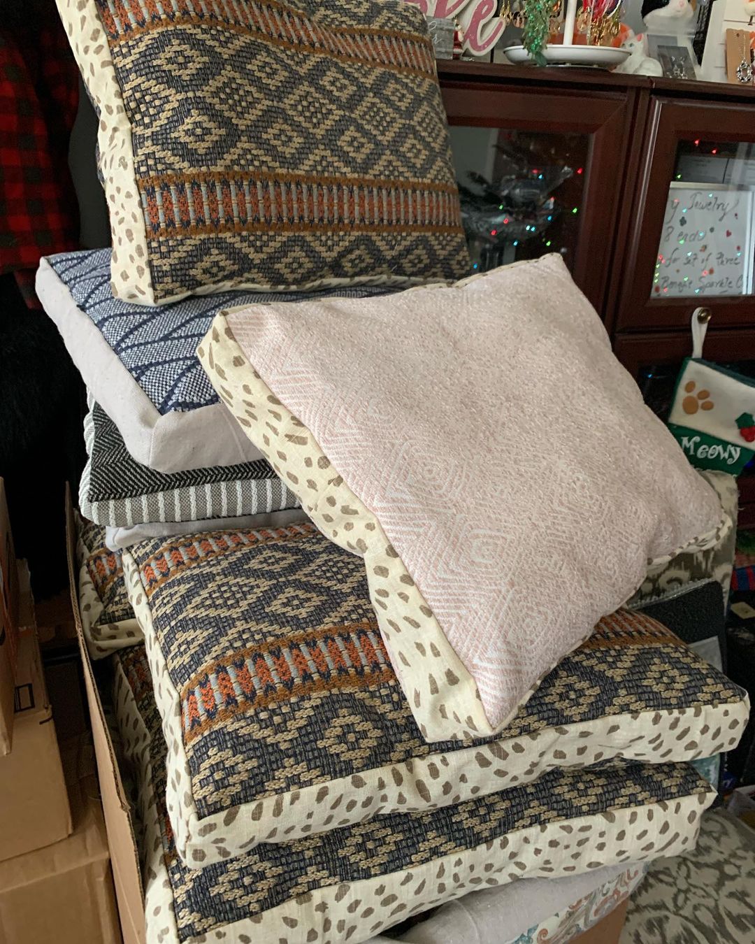 Look at these beautiful handmade pillows a supporter sewed and donated yesterday! Just Beautiful! Thank you so much, Yvonne! They will be loved by foster kitties and they can take their pillow when they get adopted! 
.
.
.
.
<a target='_blank' href='https://www.instagram.com/explore/tags/handmadewithlove/'>#handmadewithlove</a> <a target='_blank' href='https://www.instagram.com/explore/tags/artsandcrafts/'>#artsandcrafts</a> <a target='_blank' href='https://www.instagram.com/explore/tags/sewing/'>#sewing</a> <a target='_blank' href='https://www.instagram.com/explore/tags/catpillow/'>#catpillow</a> <a target='_blank' href='https://www.instagram.com/explore/tags/thankyou/'>#thankyou</a> <a target='_blank' href='https://www.instagram.com/explore/tags/communitysupport/'>#communitysupport</a> <a target='_blank' href='https://www.instagram.com/explore/tags/catlover/'>#catlover</a> <a target='_blank' href='https://www.instagram.com/explore/tags/rescuecats/'>#rescuecats</a> <a target='_blank' href='https://www.instagram.com/explore/tags/catsofinstagram/'>#catsofinstagram</a> <a target='_blank' href='https://www.instagram.com/explore/tags/fosteringsaveslives/'>#fosteringsaveslives</a> <a target='_blank' href='https://www.instagram.com/explore/tags/burlingtonnc/'>#burlingtonnc</a> <a target='_blank' href='https://www.instagram.com/explore/tags/blessed/'>#blessed</a>
