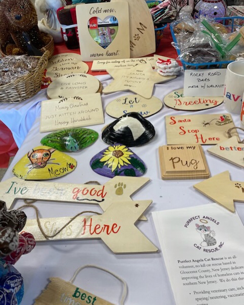 So many wonderful goodies, crafts and beautiful locally made fresh wreaths at Petsmart in Turnersville!🌲 Please stop by and help support homeless and hurting cats and kittens!💚♥️
<a target='_blank' href='https://www.instagram.com/explore/tags/youmakeadifference/'>#youmakeadifference</a> 
<a target='_blank' href='https://www.instagram.com/explore/tags/thankyouforsupportingus/'>#thankyouforsupportingus</a> 
<a target='_blank' href='https://www.instagram.com/explore/tags/rescuedisthebestbreed/'>#rescuedisthebestbreed</a>