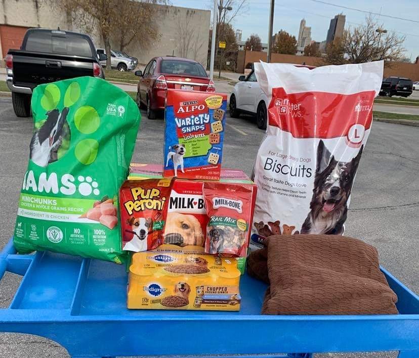 Thankful for our friends at @chrisfit419 for donating some goodies for the dogs! The dogs saw the giant bag of treats and immediately started drooling 😂💙🐾