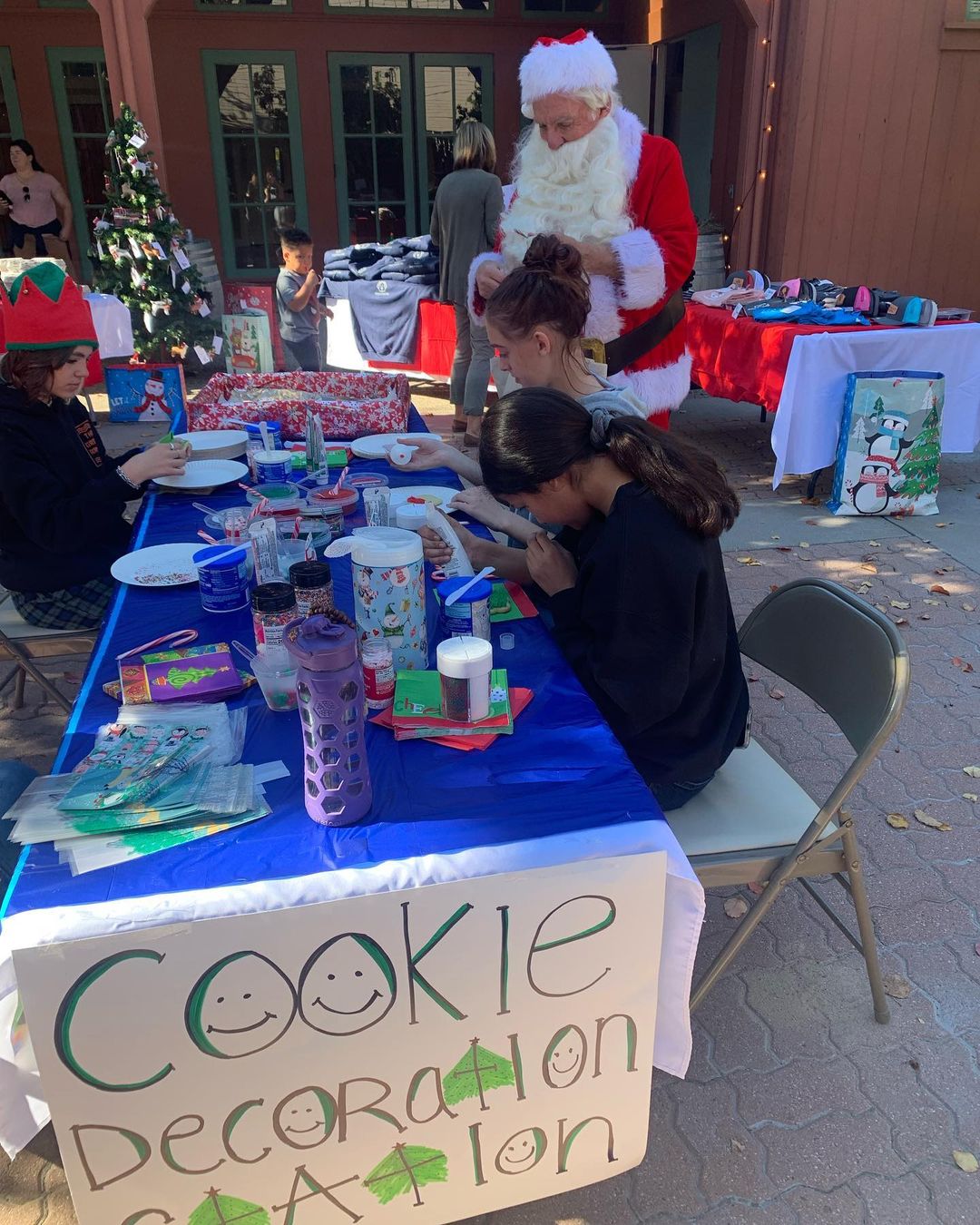 Come join us at St. Mark’s Church on this beautiful day! Flatbread Pizza is here and raring to go! Cookie decorating, the Grinch and so much more! Support our animals this holiday season! ❤️🐶🐱